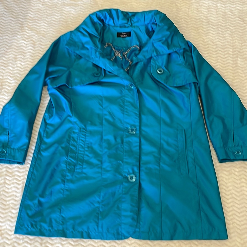 Ladies light weight polyester rain jacket. Fully lined size 1X